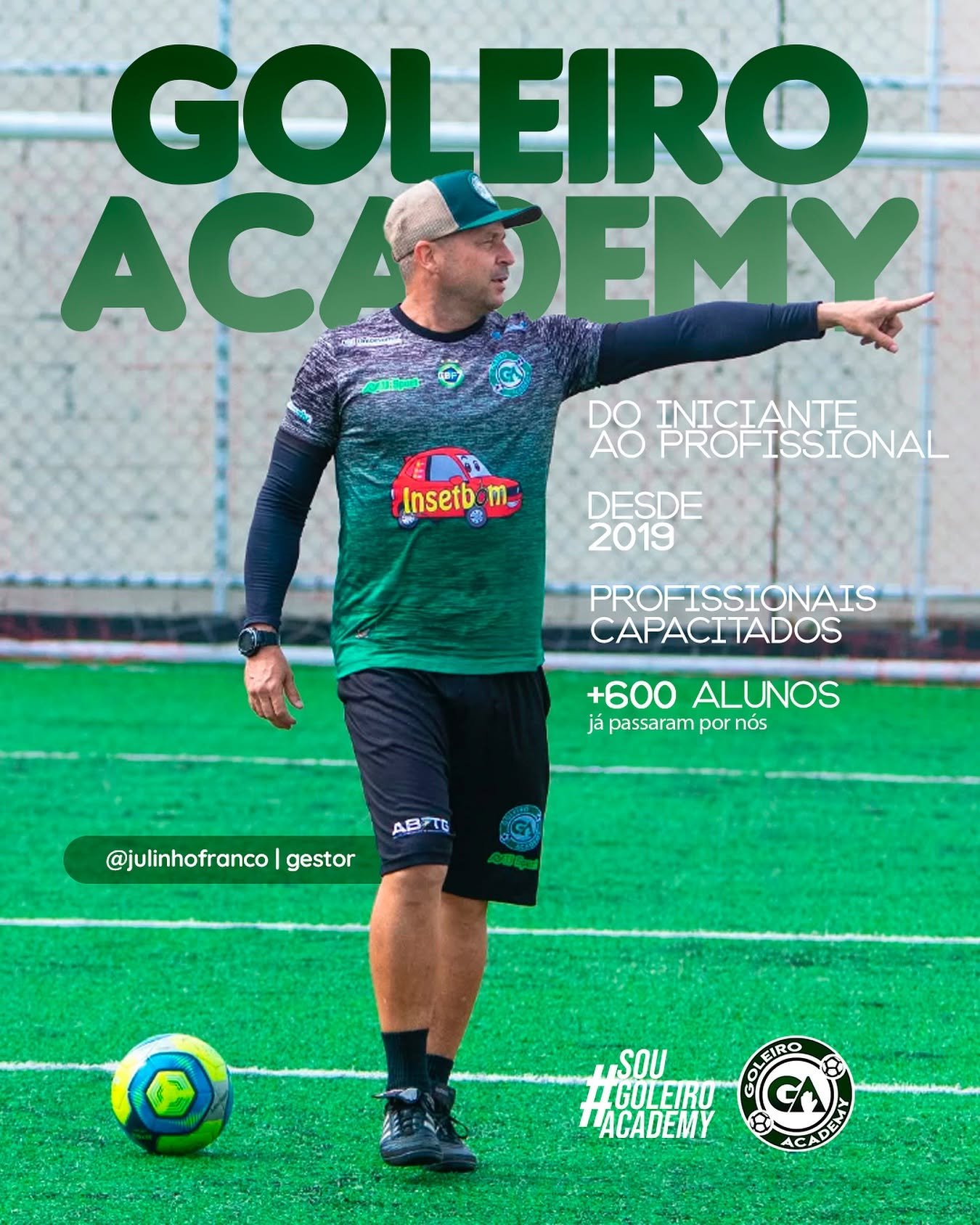 Treinador da Goleiro Academy orientando o treino em campo